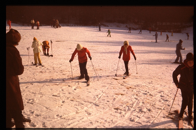 11.Kirchberg dec 1975 Brigitte,Marion,Peter.JPG